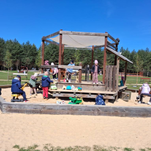 Motylki i Żabki biorą udział w wycieczce do Parku Korzonek.