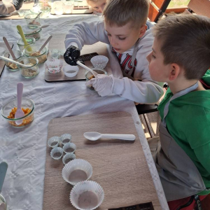 Motylki i Żabki biorą udział w wycieczce do Parku Korzonek.