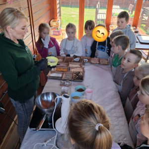 Motylki i Żabki biorą udział w wycieczce do Parku Korzonek.