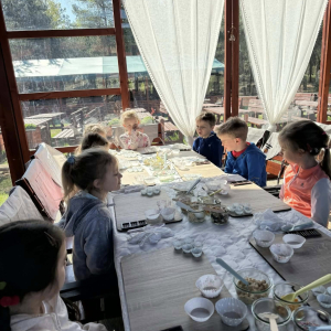 Motylki i Żabki biorą udział w wycieczce do Parku Korzonek.