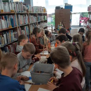 Dzieci biorą udział w lekcji bibliotecznej.