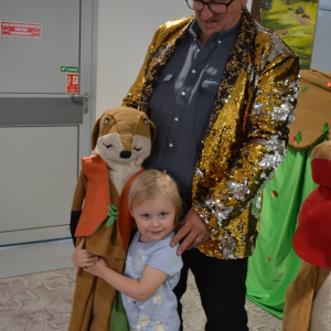 Przedszkolaki obejrzały spektakl teatralny pt. „Przygody wesołego Psiuńcia” w wykonaniu aktorów z krakowskiego teatru lalek „Pinokio”.