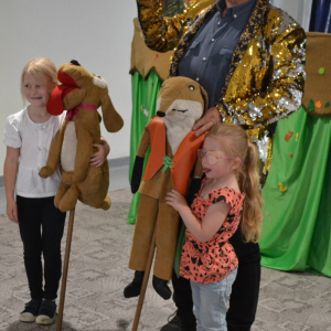 Przedszkolaki obejrzały spektakl teatralny pt. „Przygody wesołego Psiuńcia” w wykonaniu aktorów z krakowskiego teatru lalek „Pinokio”.