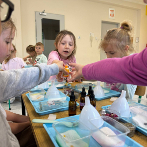 Przedszkolaki uczestniczyły w wyjątkowych warsztatach sensorycznych pt. „Naukowe SPA, czyli domowa chemia kosmetyczna”.