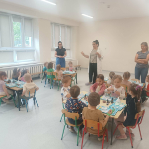 Przedszkolaki uczestniczyły w wyjątkowych warsztatach sensorycznych pt. „Naukowe SPA, czyli domowa chemia kosmetyczna”.