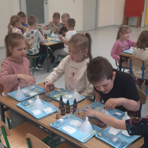 Przedszkolaki uczestniczyły w wyjątkowych warsztatach sensorycznych pt. „Naukowe SPA, czyli domowa chemia kosmetyczna”.