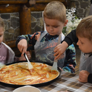 Przedszkolaki biorą udział w warsztatach kulinarnych.