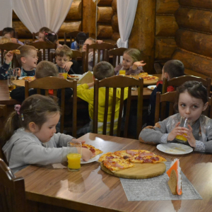 Przedszkolaki biorą udział w warsztatach kulinarnych.