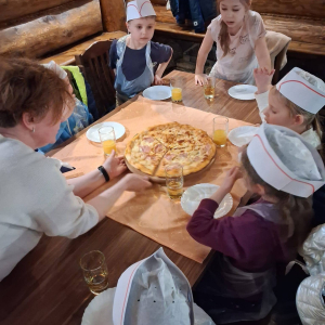Przedszkolaki biorą udział w warsztatach kulinarnych.