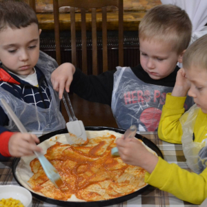Przedszkolaki biorą udział w warsztatach kulinarnych.