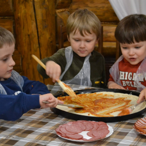 Przedszkolaki biorą udział w warsztatach kulinarnych.