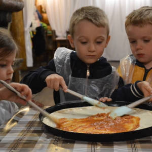 Przedszkolaki biorą udział w warsztatach kulinarnych.