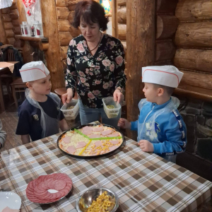 Przedszkolaki biorą udział w warsztatach kulinarnych.
