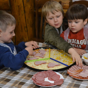 Przedszkolaki biorą udział w warsztatach kulinarnych.