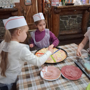 Przedszkolaki biorą udział w warsztatach kulinarnych.