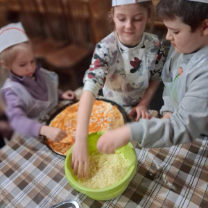 Przedszkolaki biorą udział w warsztatach kulinarnych.