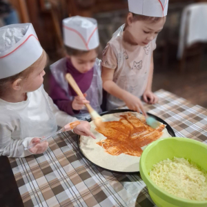 Przedszkolaki biorą udział w warsztatach kulinarnych.