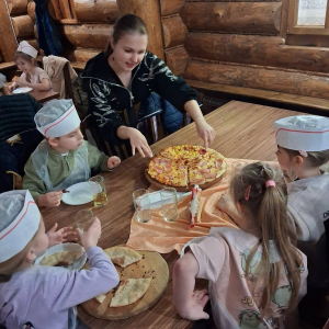 Przedszkolaki biorą udział w warsztatach kulinarnych.