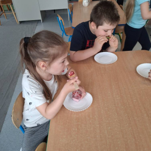 Dzieci miały okazję poznać Pana Ble, który przybliżył im czym jest uczucie wstrętu,  odrazy i obrzydzenia i właściwie po co nam towarzyszy taka emocja. 