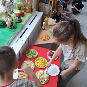 Dzieci miały okazję poznać Pana Ble, który przybliżył im czym jest uczucie wstrętu,  odrazy i obrzydzenia i właściwie po co nam towarzyszy taka emocja. 