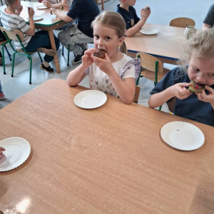 Dzieci miały okazję poznać Pana Ble, który przybliżył im czym jest uczucie wstrętu,  odrazy i obrzydzenia i właściwie po co nam towarzyszy taka emocja. 