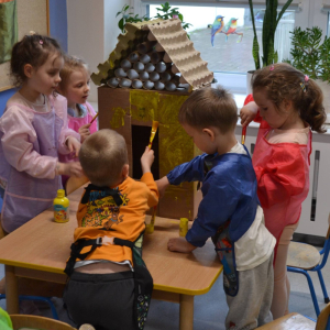 Malowanie uli wykonanych z materiałów pochodzących  z recyklingu. 
