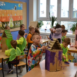 Malowanie uli wykonanych z materiałów pochodzących  z recyklingu. 