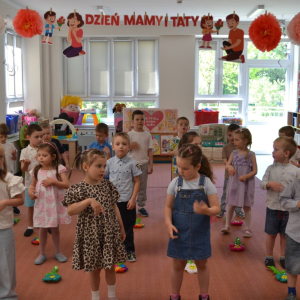 Występy artystyczne z okazji Dnia Mamy i Taty.