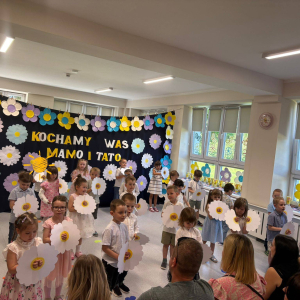 Występy artystyczne z okazji Dnia Mamy i Taty.