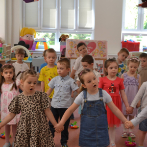 Występy artystyczne z okazji Dnia Mamy i Taty.