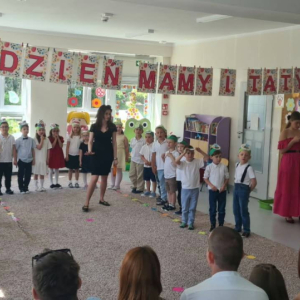 Występy artystyczne z okazji Dnia Mamy i Taty.