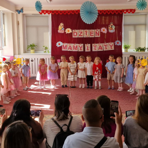 Występy artystyczne z okazji Dnia Mamy i Taty.