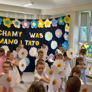 Występy artystyczne z okazji Dnia Mamy i Taty.