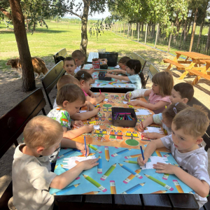 Muchomorki i Słoneczka odwiedziły Monalpi Alpaca Farm, gdzie spędziły aktywny dzień w otoczeniu przyrody i zwierząt. 
