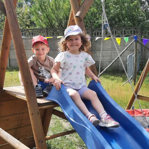 Wycieczka przedszkolaków do alpakarni Monalpi.
