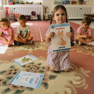 Dzieci poznają zasady prawidłowego dbania o higienę jamy ustnej.