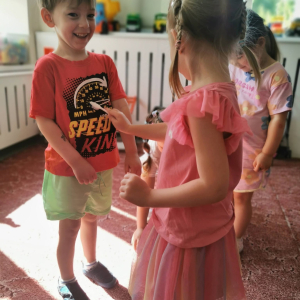 Dzieci poznają zasady prawidłowego dbania o higienę jamy ustnej.