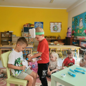 Dzieci poznają zasady prawidłowego dbania o higienę jamy ustnej.