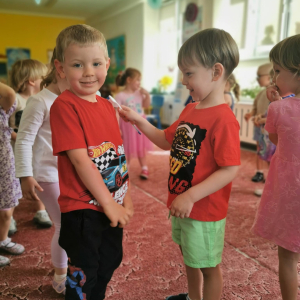 Dzieci poznają zasady prawidłowego dbania o higienę jamy ustnej.