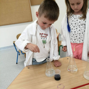 Przedszkolaki wzięły udział w ciekawych warsztatach naukowych pt. „Kolorowy zawrót głowy - magia barw i światła”.