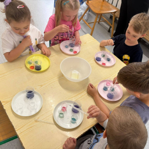 Przedszkolaki wzięły udział w ciekawych warsztatach naukowych pt. „Kolorowy zawrót głowy - magia barw i światła”.