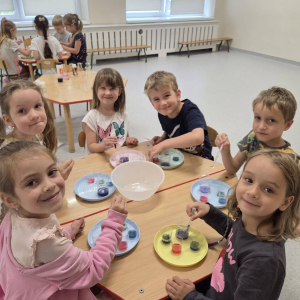 Przedszkolaki wzięły udział w ciekawych warsztatach naukowych pt. „Kolorowy zawrót głowy - magia barw i światła”.