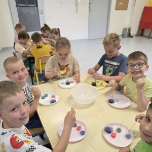 Przedszkolaki wzięły udział w ciekawych warsztatach naukowych pt. „Kolorowy zawrót głowy - magia barw i światła”.