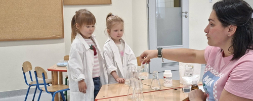 Warsztaty naukowe pt. „Kolorowy zawrót głowy - magia barw i światła”.