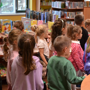 Grupa „Żabki” odwiedziła Miejską Bibliotekę Publiczną im. Hugona Kołłątaja w Dąbrowie Górniczej. 