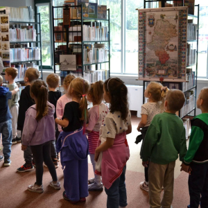 Grupa „Żabki” odwiedziła Miejską Bibliotekę Publiczną im. Hugona Kołłątaja w Dąbrowie Górniczej. 