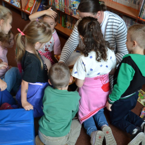 Grupa „Żabki” odwiedziła Miejską Bibliotekę Publiczną im. Hugona Kołłątaja w Dąbrowie Górniczej. 