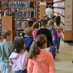 Grupa „Żabki” odwiedziła Miejską Bibliotekę Publiczną im. Hugona Kołłątaja w Dąbrowie Górniczej. 