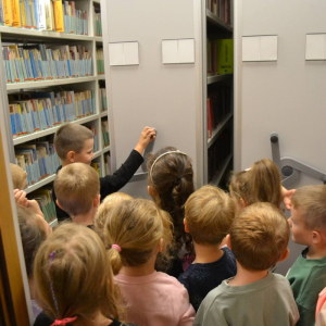 Grupa „Żabki” odwiedziła Miejską Bibliotekę Publiczną im. Hugona Kołłątaja w Dąbrowie Górniczej. 