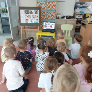 Przedszkolaki świętują Międzynarodowy Dzień Kropki. 